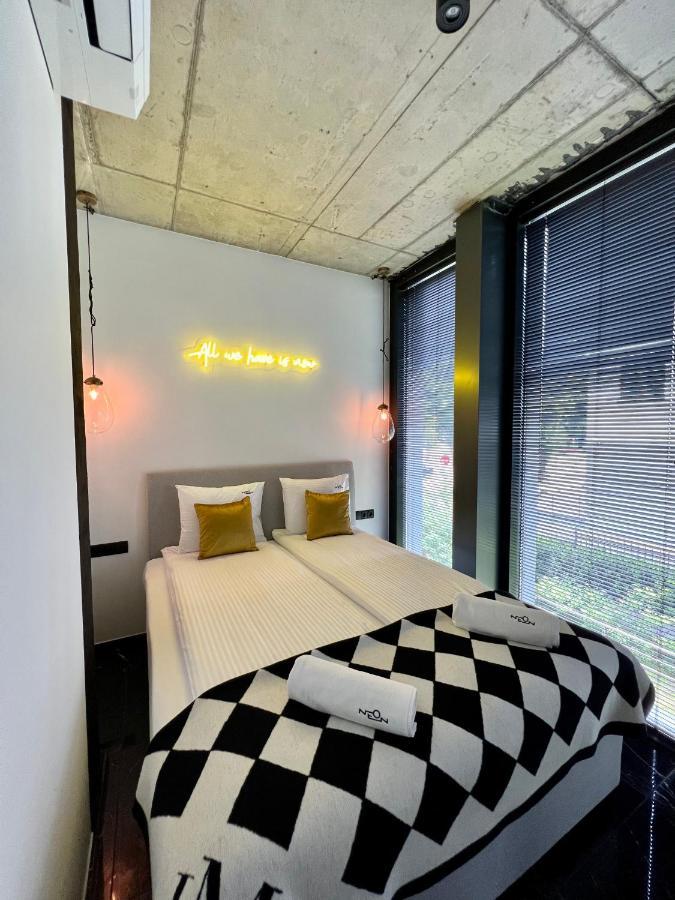 Neon Hotel apartamentowy