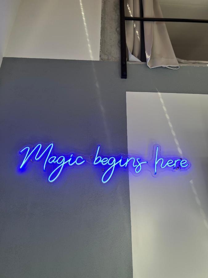Neon *